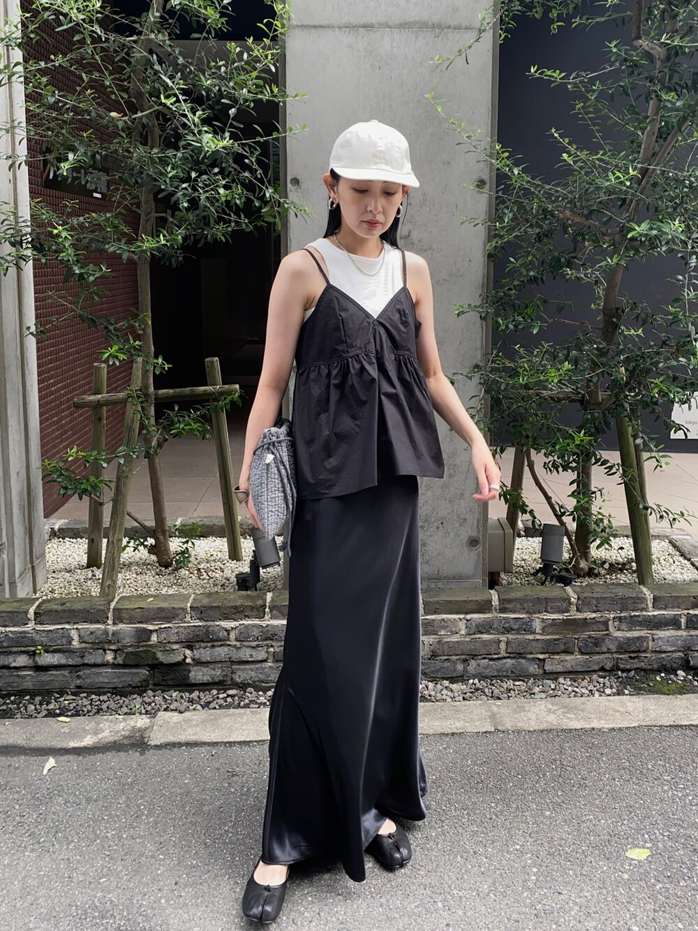 ブラック系のキャミソール、ブラック系のスカート、ブラック系のバレエシューズを着用したレディースの夏コーディネートの2枚目の写真