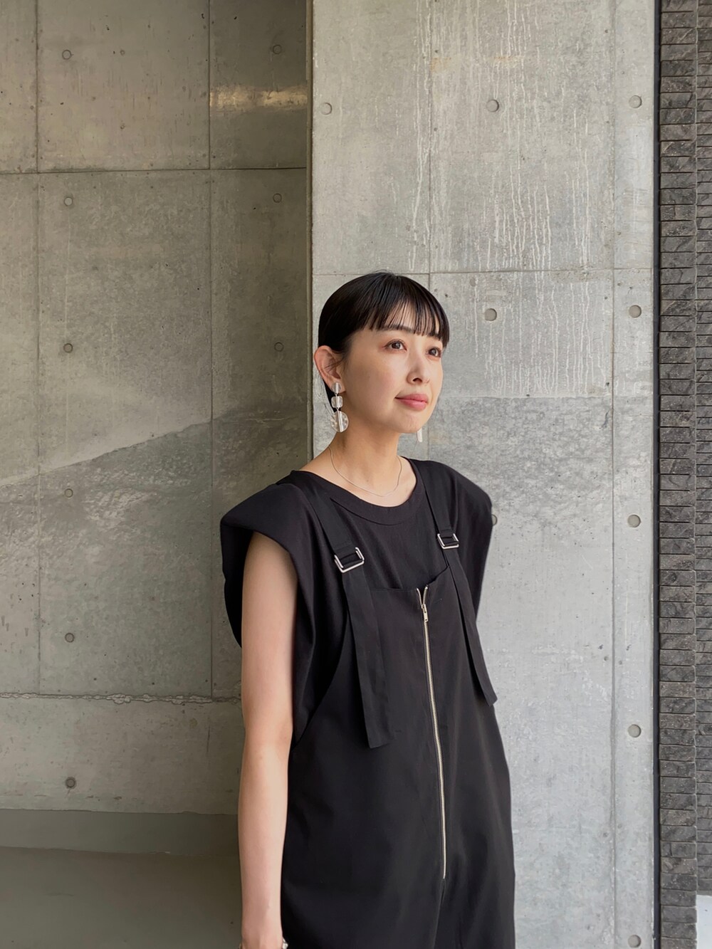 ブラック系のサロペット/オーバーオール、ブラック系のサンダル、シルバー系のリングを着用したレディースの春コーディネートの4枚目の写真