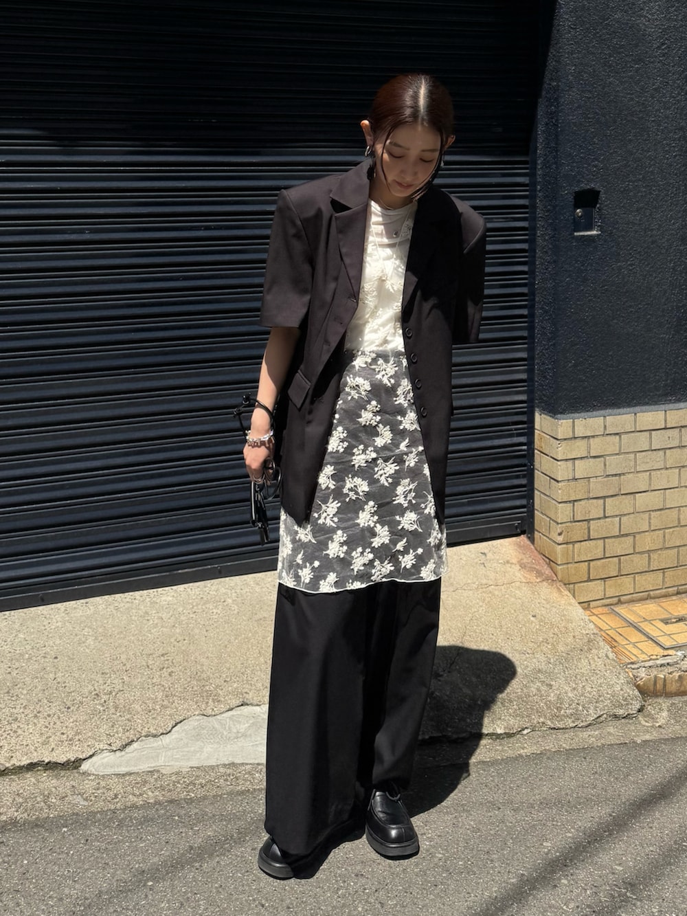 ブラック系のその他アウター、ブラック系の財布/小物を着用したレディースの夏コーディネートの2枚目の写真