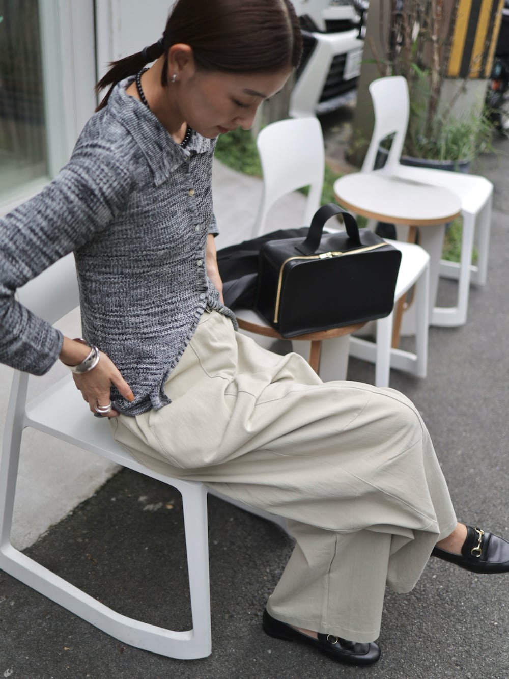 ブラック系のローファー、ブラック系のネックレス、ブラック系のベルトを着用したレディースの春コーディネートの3枚目の写真