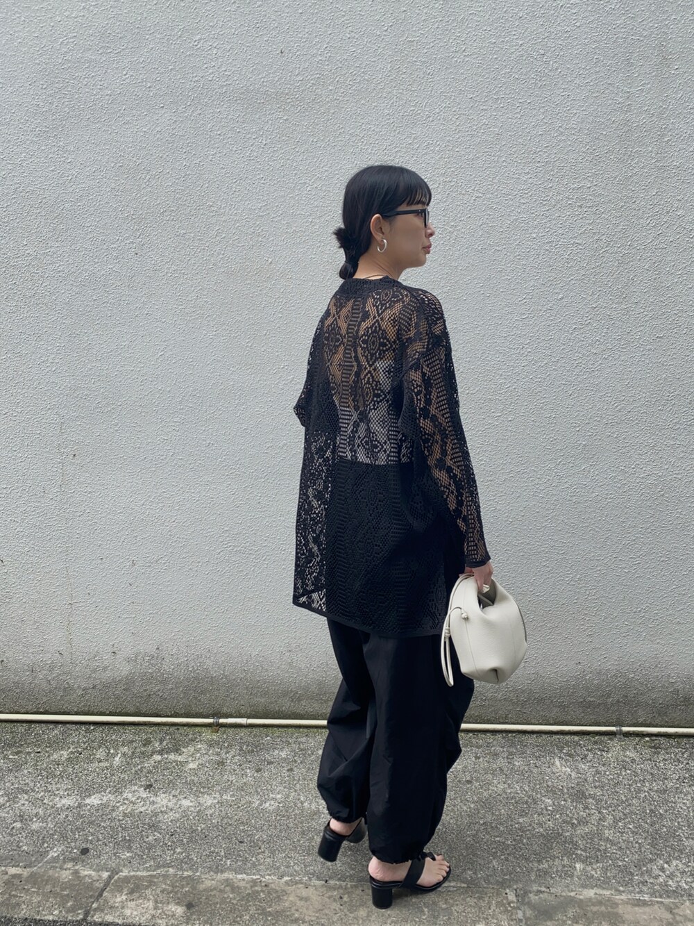 ブラック系のシャツ/ブラウス、ブラック系のその他パンツ、ホワイト系のキャミソールを着用したレディースの夏コーディネートの3枚目の写真