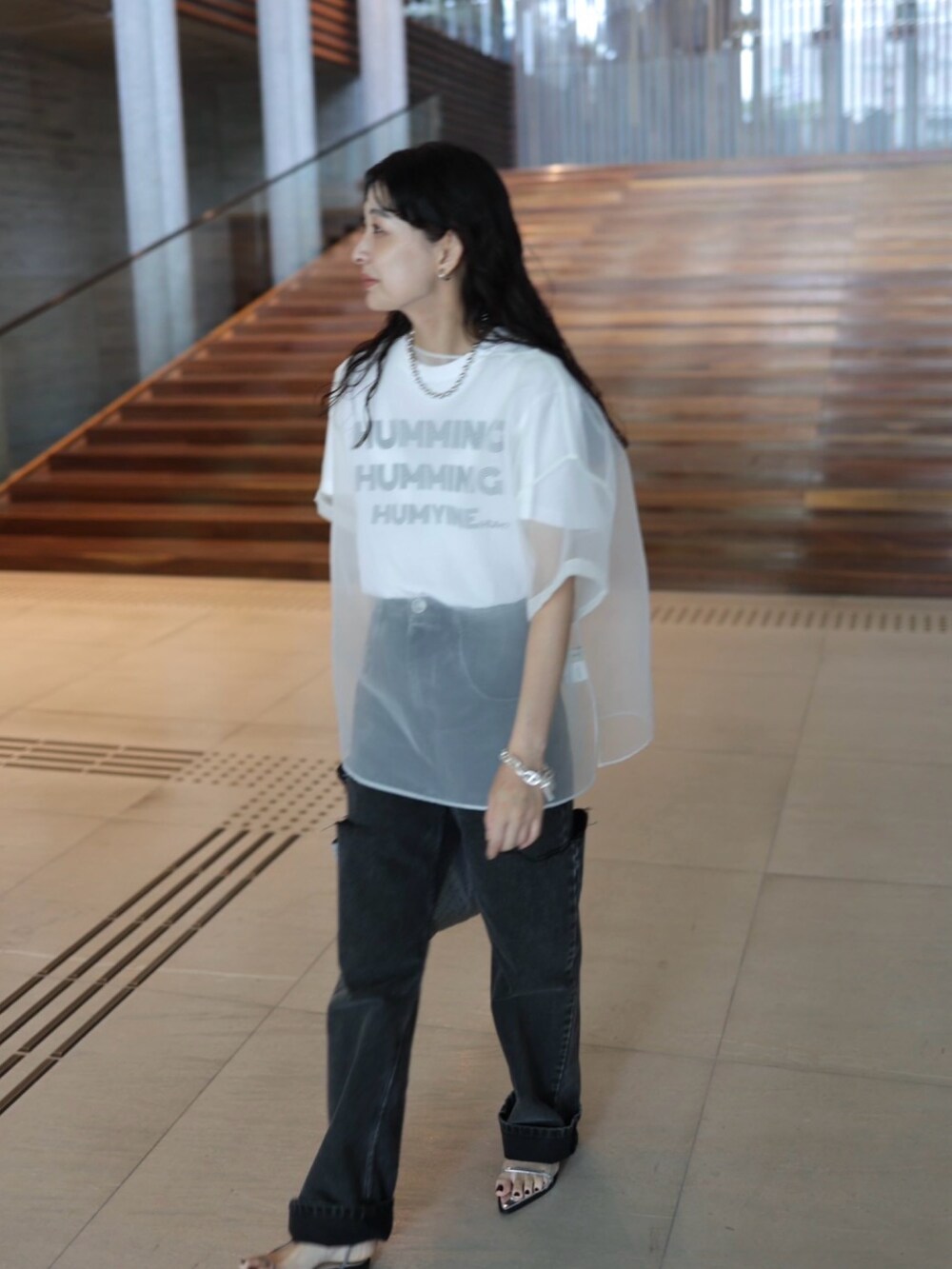 ホワイト系のシャツ/ブラウス、ホワイト系のTシャツ/カットソー、ブラック系のデニムパンツを着用したレディースの夏コーディネートの2枚目の写真