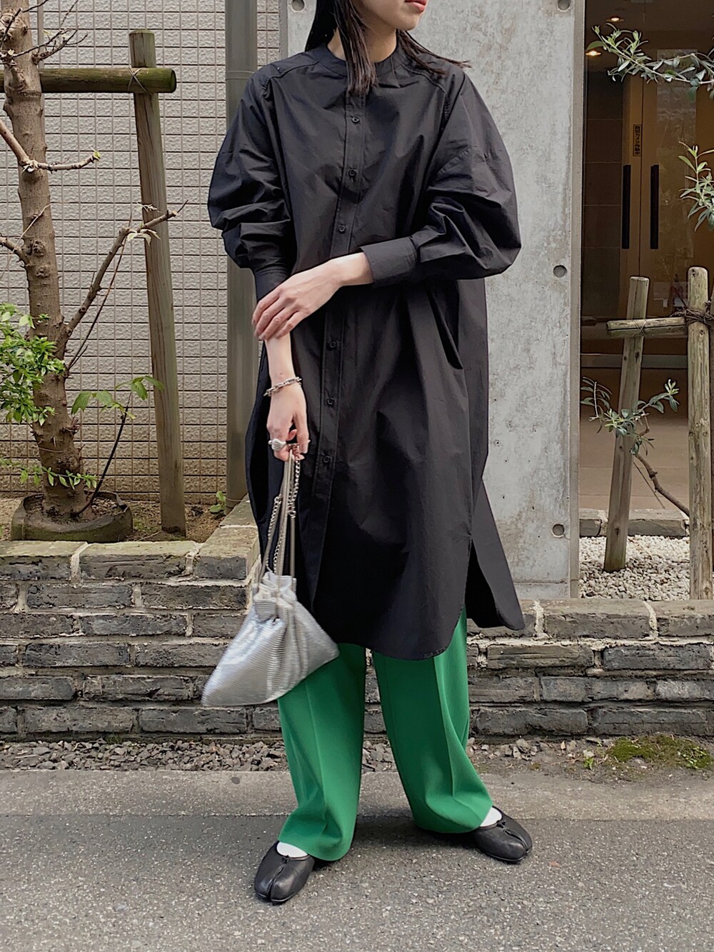 その他のワンピース、シルバー系のショルダーバッグ、グリーン系のその他パンツを着用したレディースの冬コーディネートの3枚目の写真