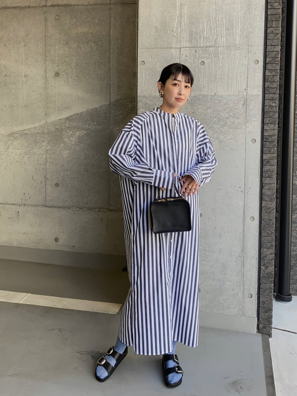 その他のシャツワンピース、ブラック系のサンダル、ホワイト系のタンクトップを着用したレディースの春コーディネートの3枚目の写真