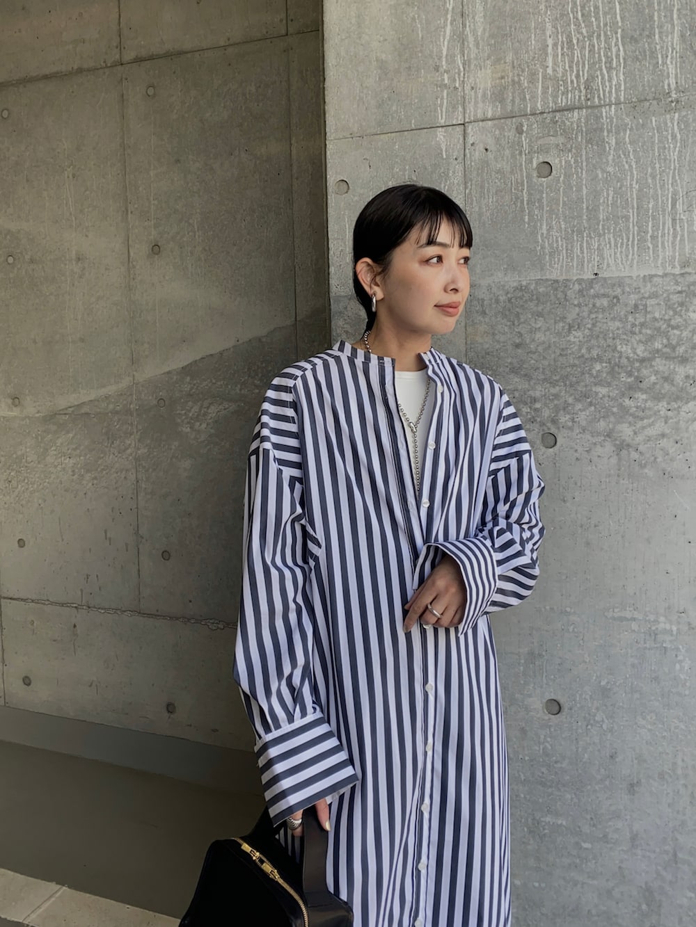 その他のシャツワンピース、ブラック系のサンダル、ホワイト系のタンクトップを着用したレディースの春コーディネートの2枚目の写真