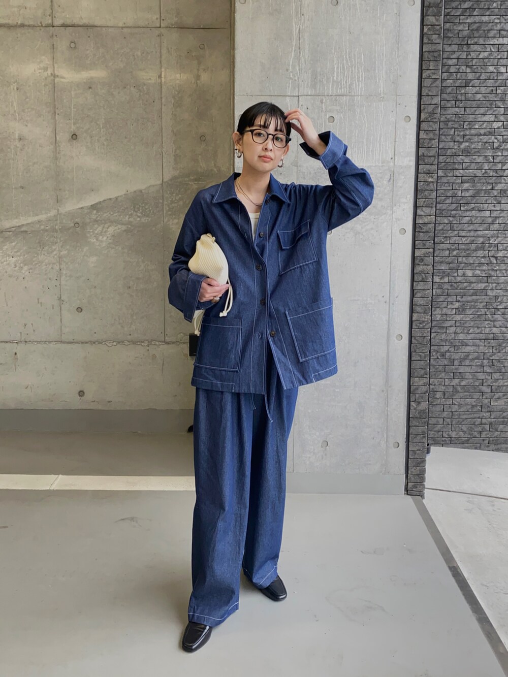 ブルー系のパンツ、ブルー系のシャツ/ブラウス、ブラック系のローファーを着用したレディースの春コーディネートの3枚目の写真