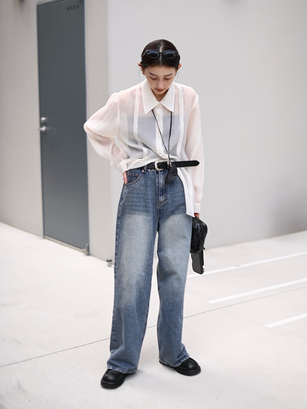 ブルー系のデニムパンツ、ホワイト系のシャツ/ブラウス、ブラック系のネックレスを着用したレディースの春コーディネートの3枚目の写真