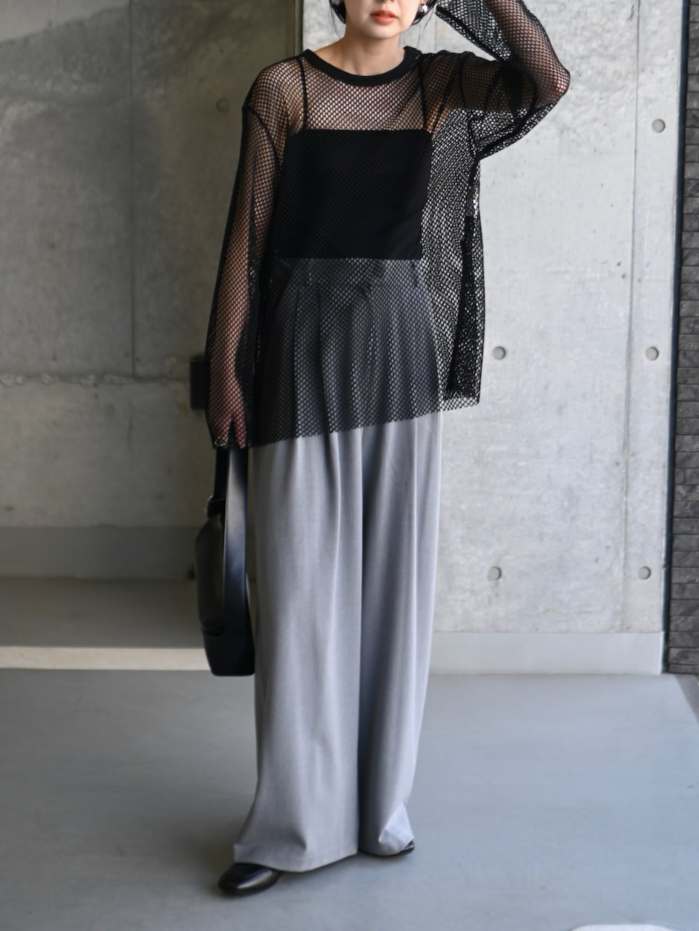 ブラック系のTシャツ/カットソー、ブラック系のショルダーバッグ、グレー系のスラックスを着用したレディースの夏コーディネートの3枚目の写真