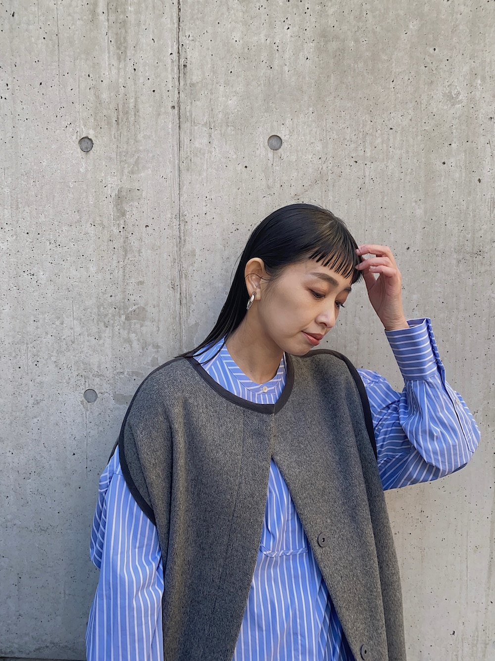 グレー系のその他アウター、パープル系のその他パンツ、ブラック系のブーツを着用したレディースの冬コーディネートの2枚目の写真