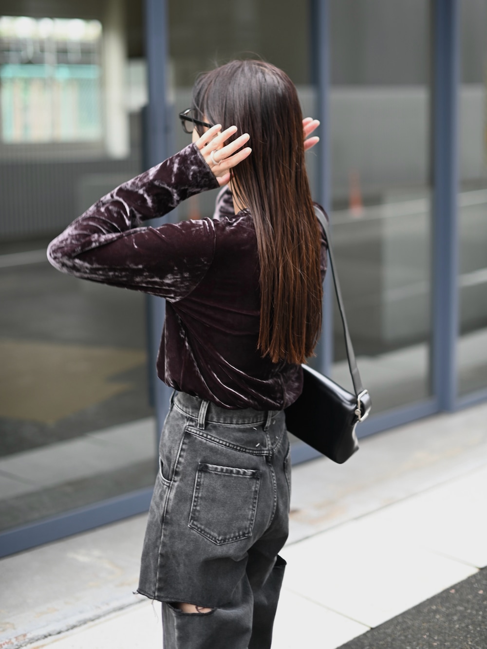 グレー系のTシャツ/カットソー、ブラック系のデニムパンツ、ブラック系のブーツを着用したレディースの秋コーディネートの3枚目の写真