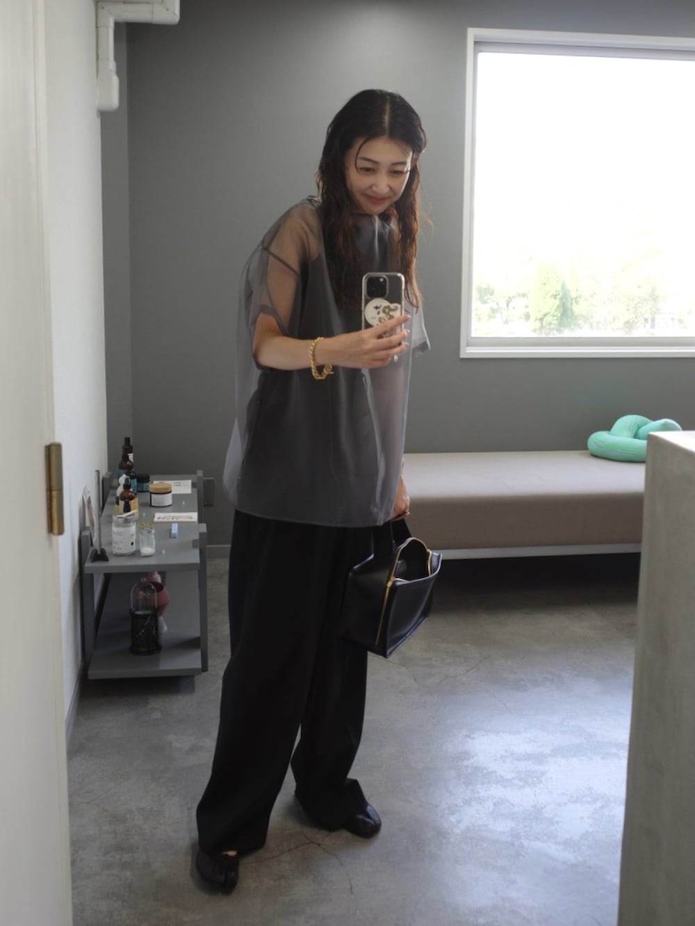 グレー系のシャツ/ブラウス、ブラック系のスラックス、ブラック系のバレエシューズを着用したレディースの秋コーディネートの2枚目の写真