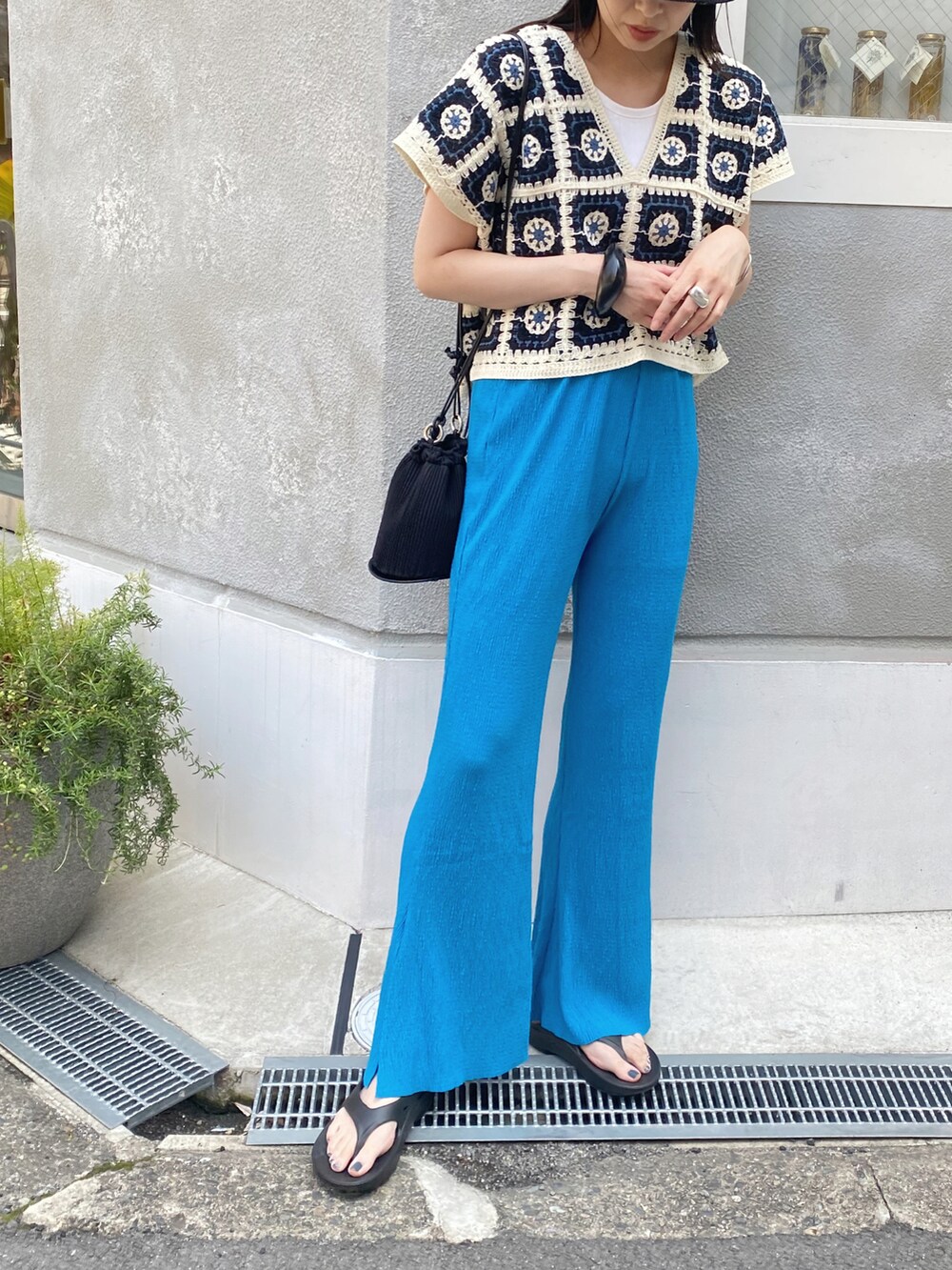 ブルー系のその他パンツ、ブラック系のサンダル、ブラック系のベストを着用したレディースの夏コーディネートの2枚目の写真