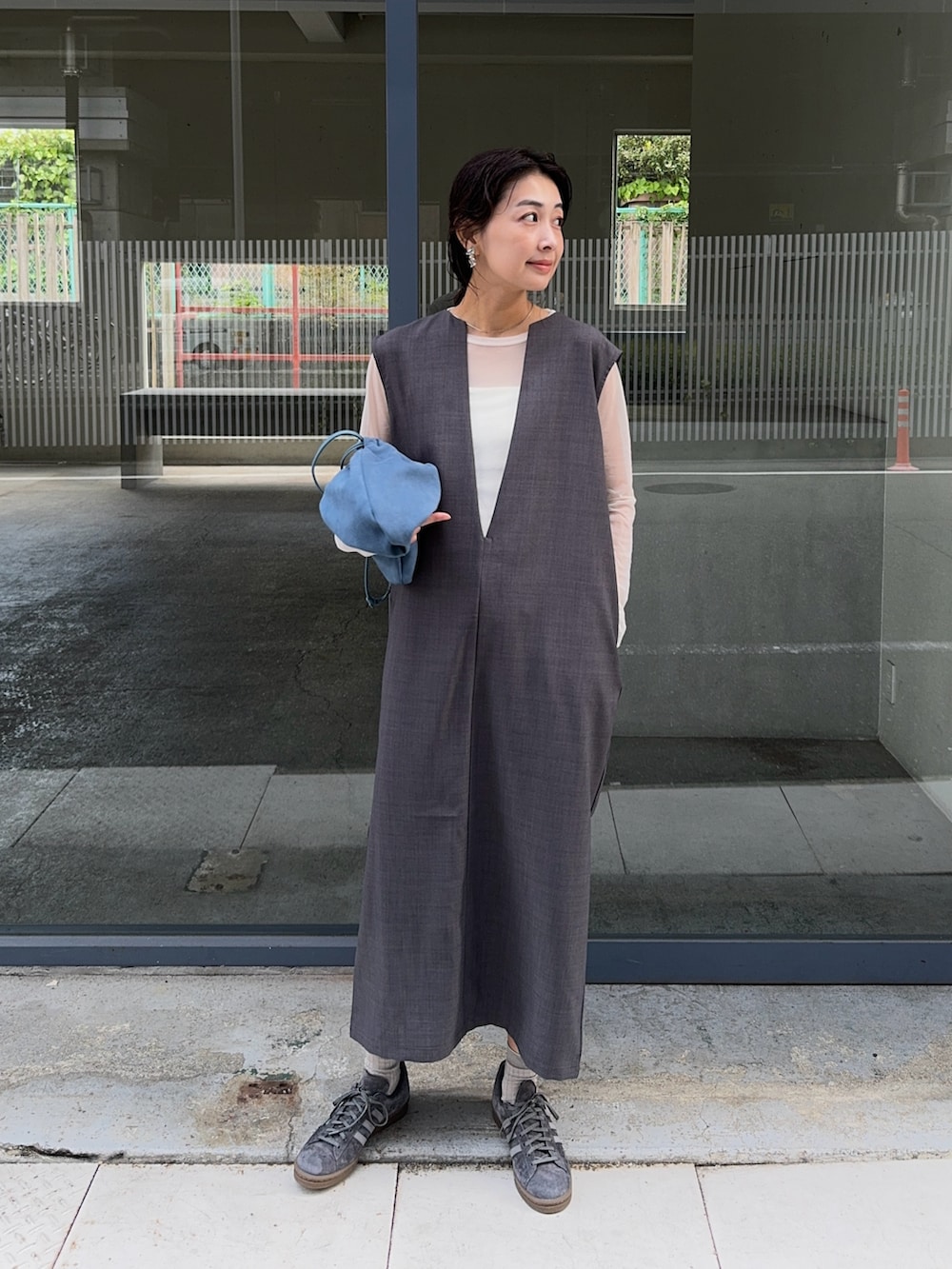 グレー系のワンピース、グレー系のスニーカーを着用したレディースの秋コーディネートの2枚目の写真