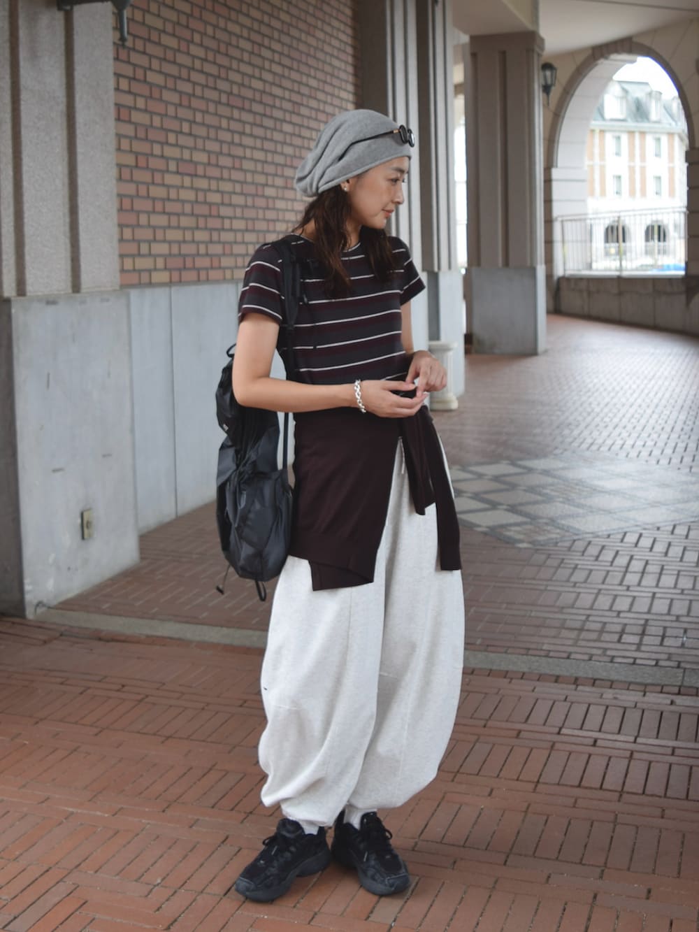 ブラック系のスウェットパンツ、グレー系のTシャツ/カットソー、ブラウン系のカーディガン/ボレロを着用したレディースの秋コーディネートの5枚目の写真