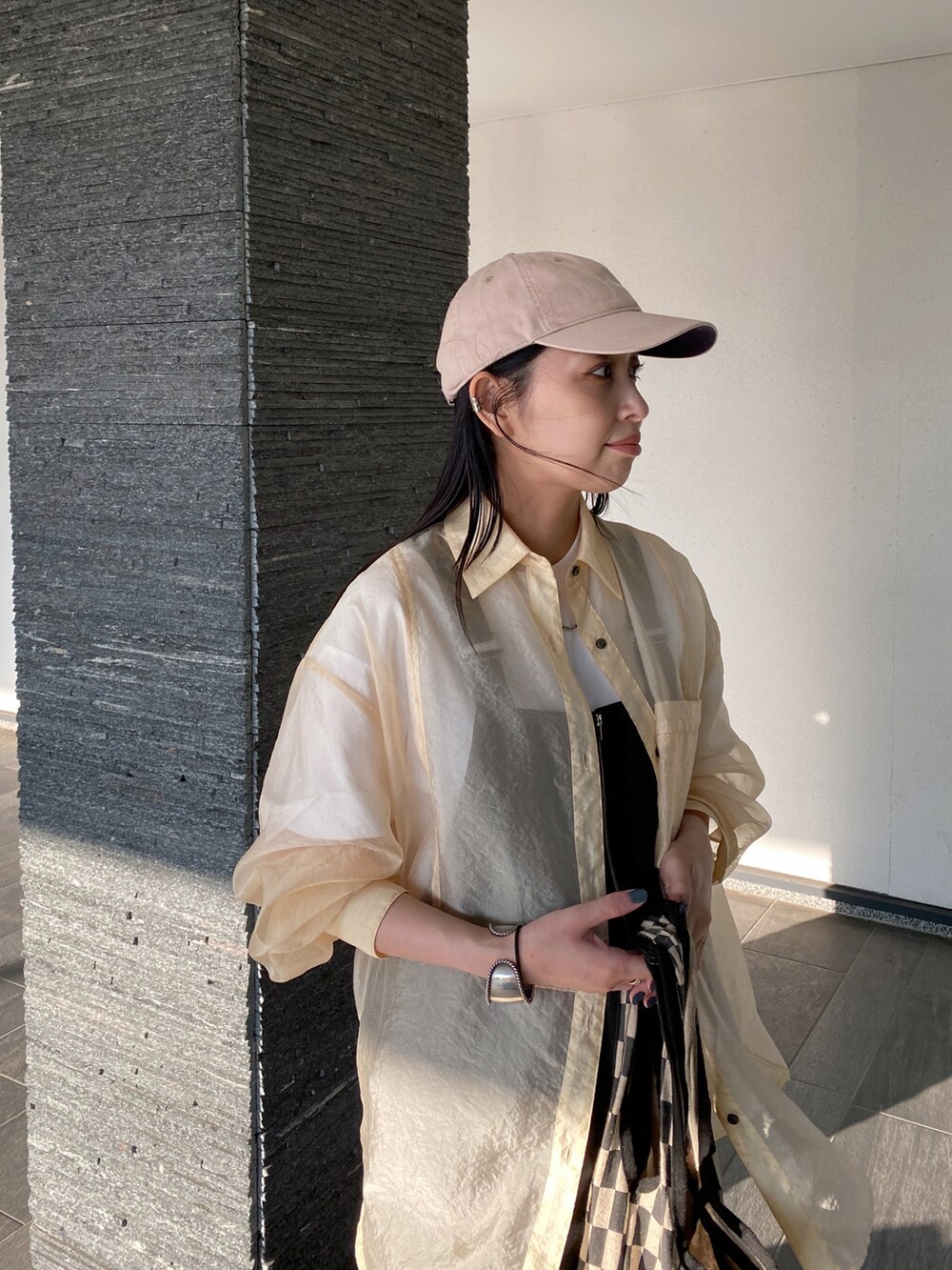 ブラック系のサロペット/オーバーオール、ベージュ系のサンダル、ホワイト系のTシャツ/カットソーを着用したレディースの夏コーディネートの3枚目の写真