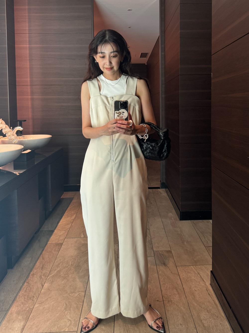 ホワイト系のサロペット/オーバーオール、ホワイト系のタンクトップ、シルバー系のサンダルを着用したレディースの夏コーディネートの5枚目の写真