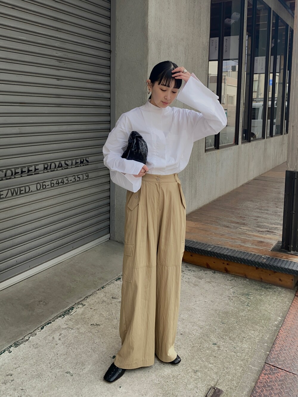 ホワイト系のシャツ/ブラウス、ベージュ系のカーゴパンツを着用したレディースの冬コーディネートの4枚目の写真