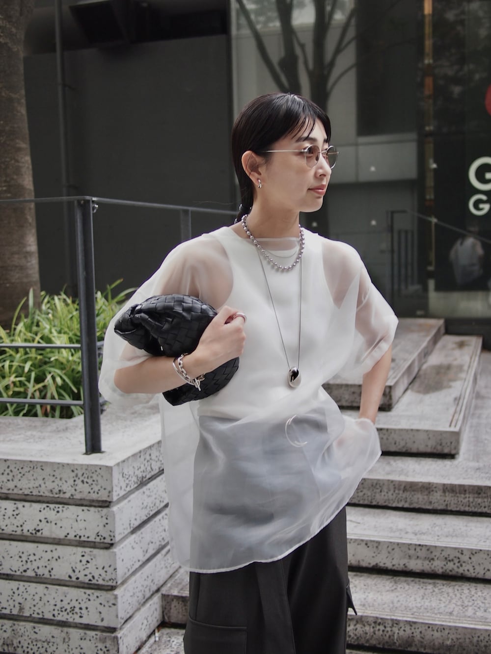 ホワイト系のシャツ/ブラウス、ホワイト系のタンクトップ、グレー系のパンツを着用したレディースの秋コーディネートの3枚目の写真