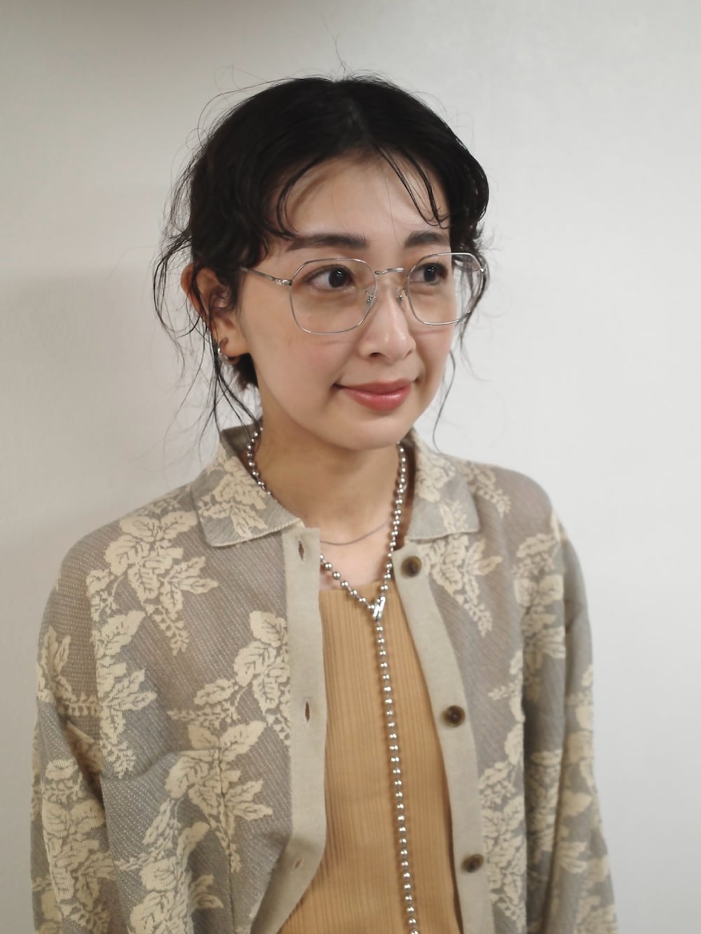 グレー系のシャツ/ブラウス、ベージュ系のキャミソール、グレー系のスウェットパンツを着用したレディースの夏コーディネートの4枚目の写真