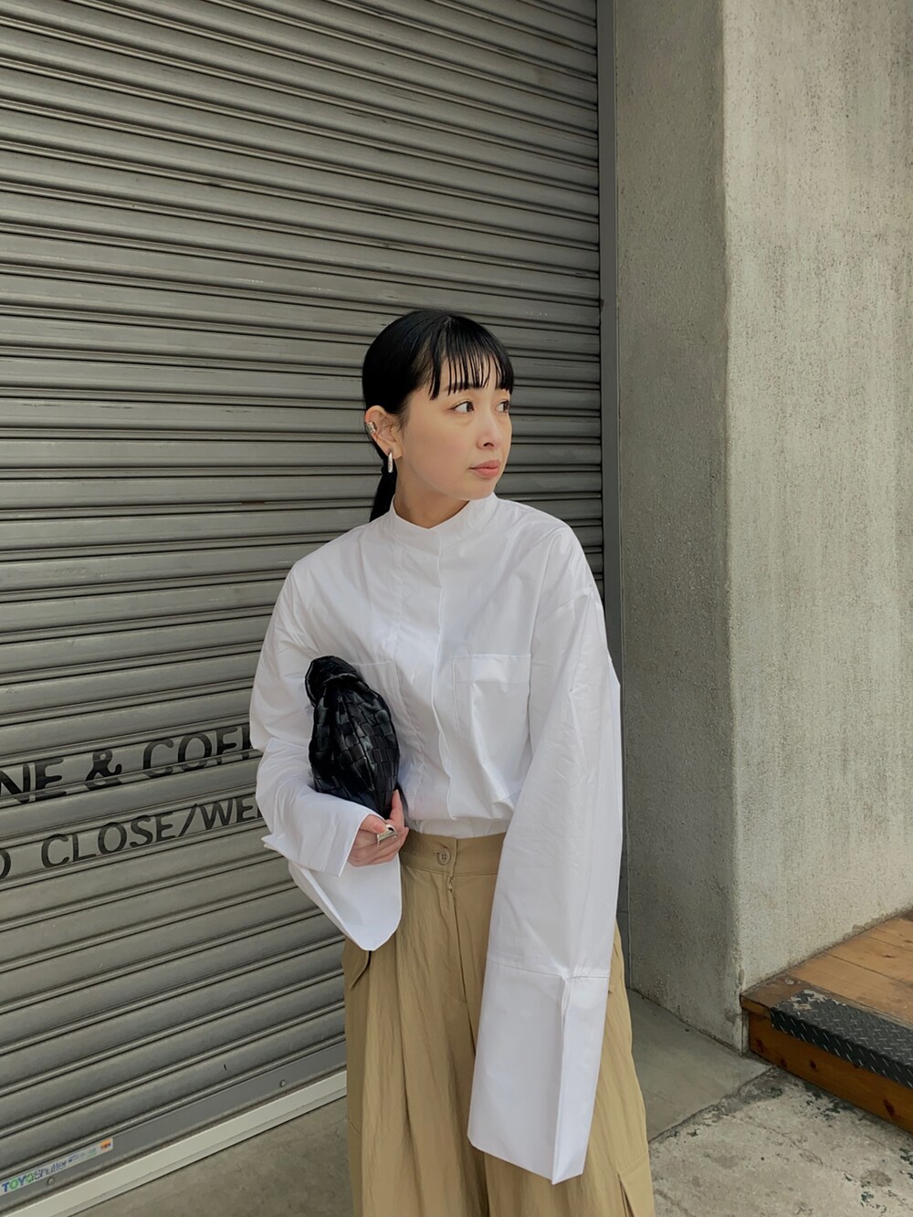 ホワイト系のシャツ/ブラウス、ベージュ系のカーゴパンツを着用したレディースの冬コーディネートの3枚目の写真