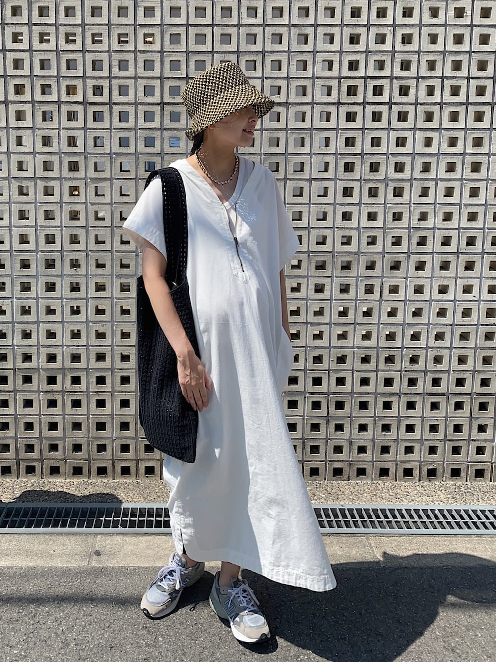 ホワイト系のワンピース、ホワイト系のタンクトップ、グレー系のスニーカーを着用したレディースの夏コーディネートの2枚目の写真