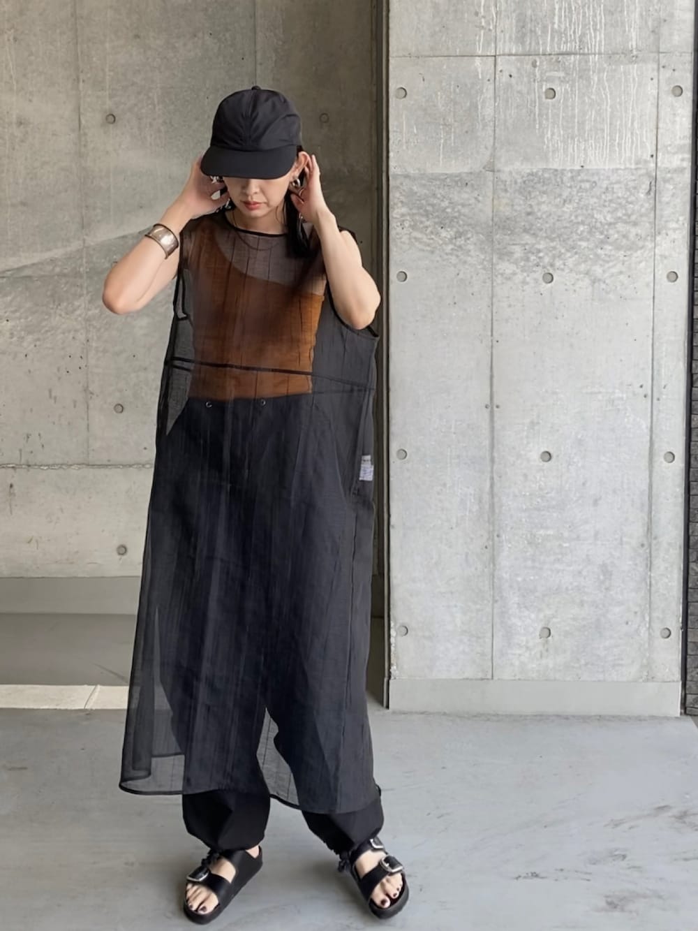 ブラック系のベスト、ブラック系のサンダル、ブラック系のその他パンツを着用したレディースの夏コーディネートの3枚目の写真