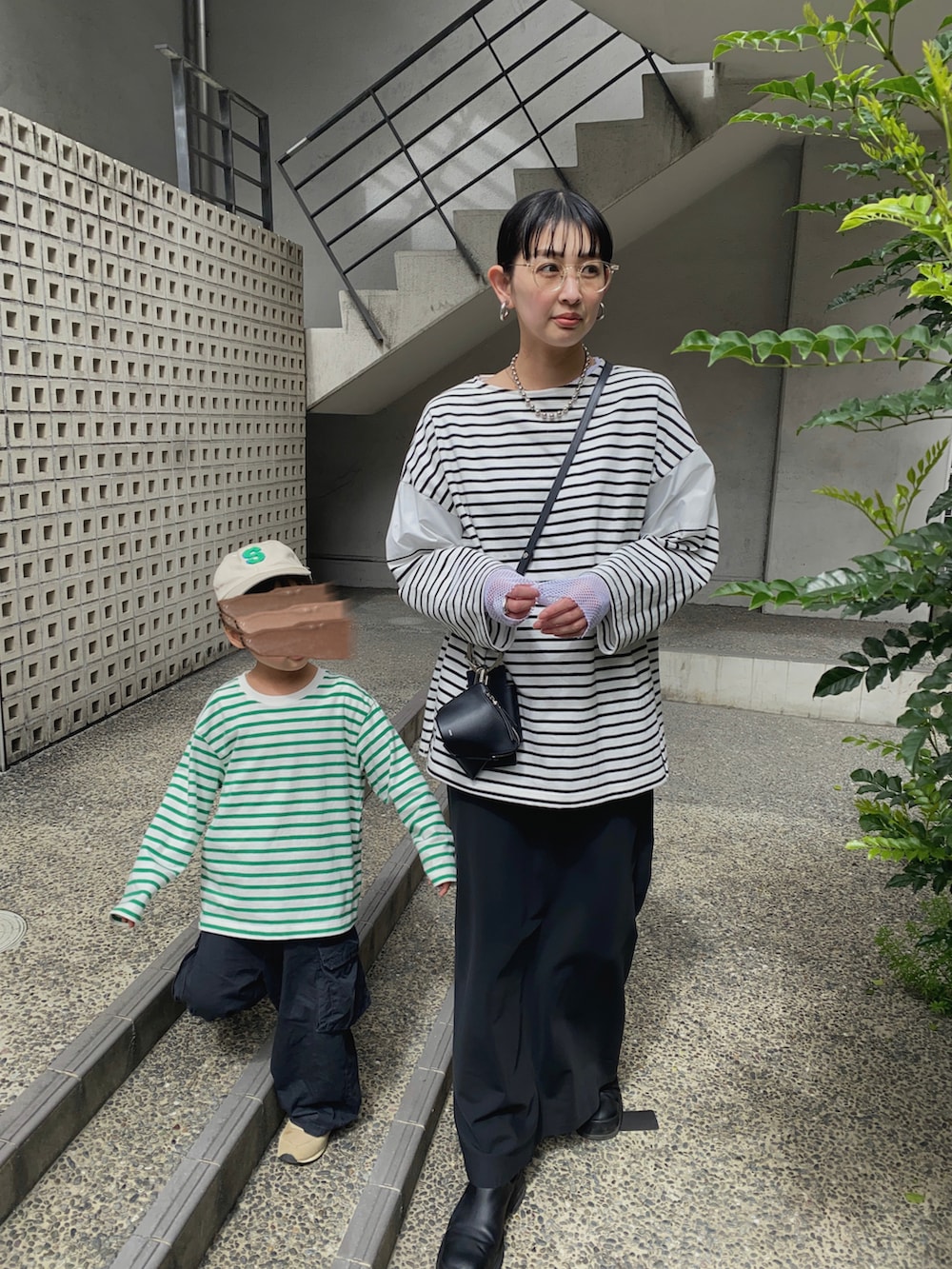 ホワイト系のTシャツ/カットソー、ホワイト系のTシャツ/カットソー、ブラック系のスカートを着用したレディースの春コーディネートの2枚目の写真
