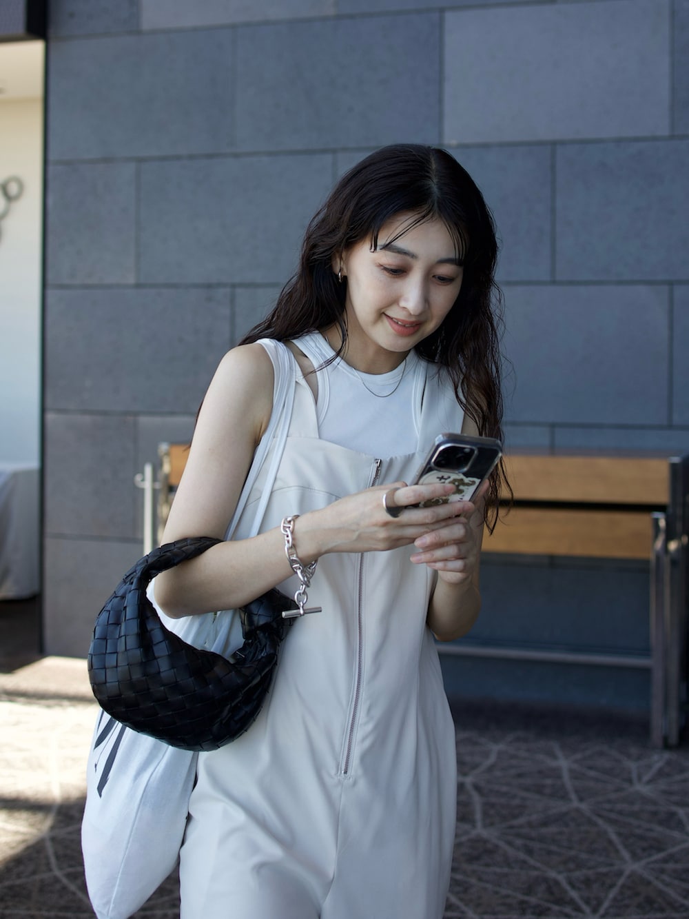 ホワイト系のサロペット/オーバーオール、ホワイト系のタンクトップ、シルバー系のサンダルを着用したレディースの夏コーディネートの3枚目の写真