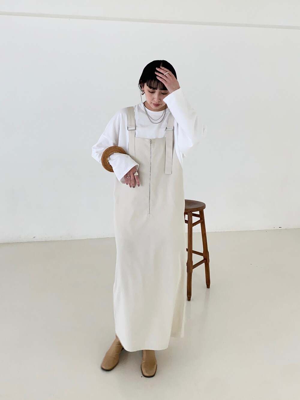 ホワイト系のジャンパースカートを着用したレディースの夏コーディネートの3枚目の写真