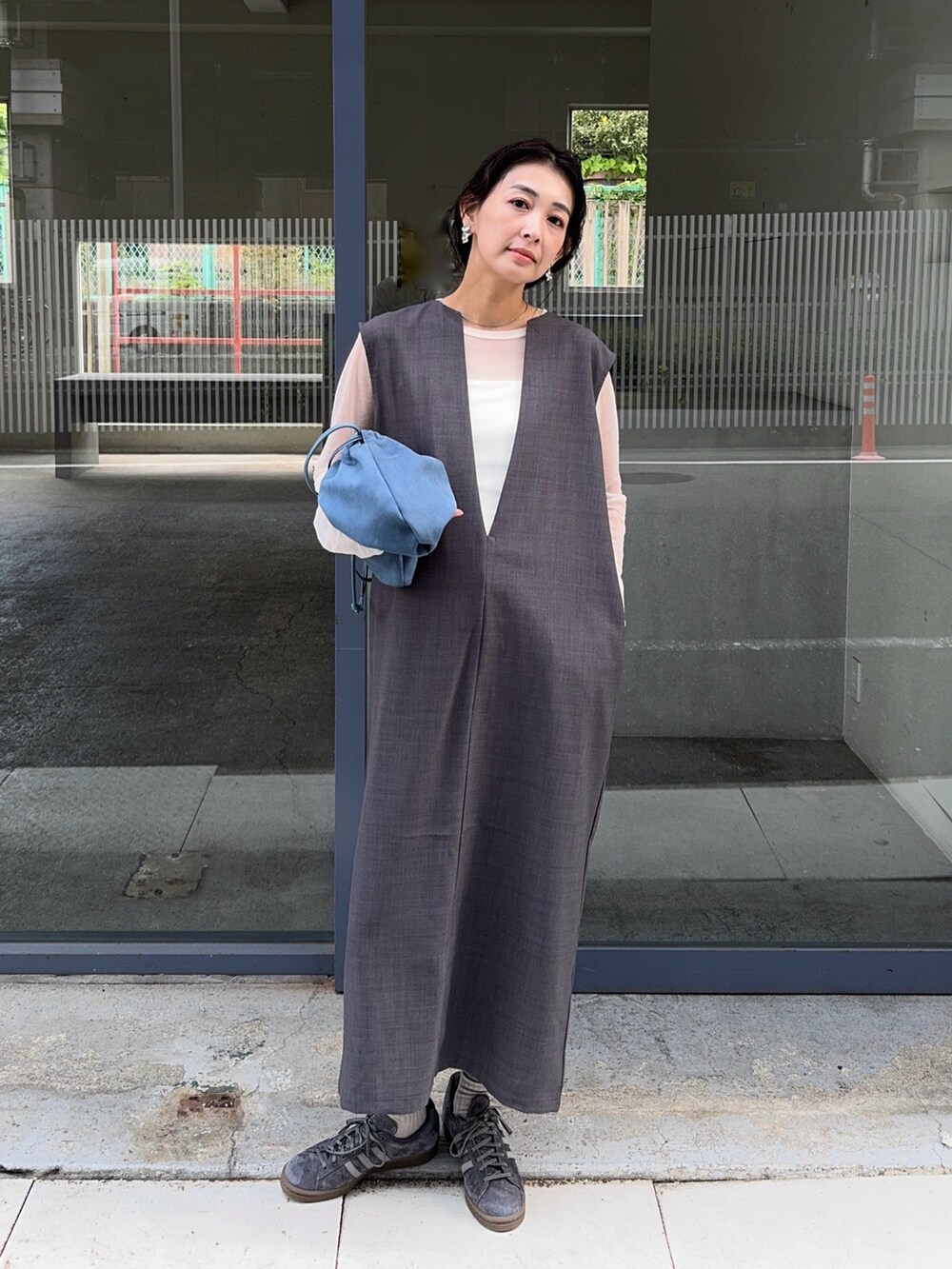 グレー系のワンピース、グレー系のスニーカーを着用したレディースの秋コーディネートの3枚目の写真