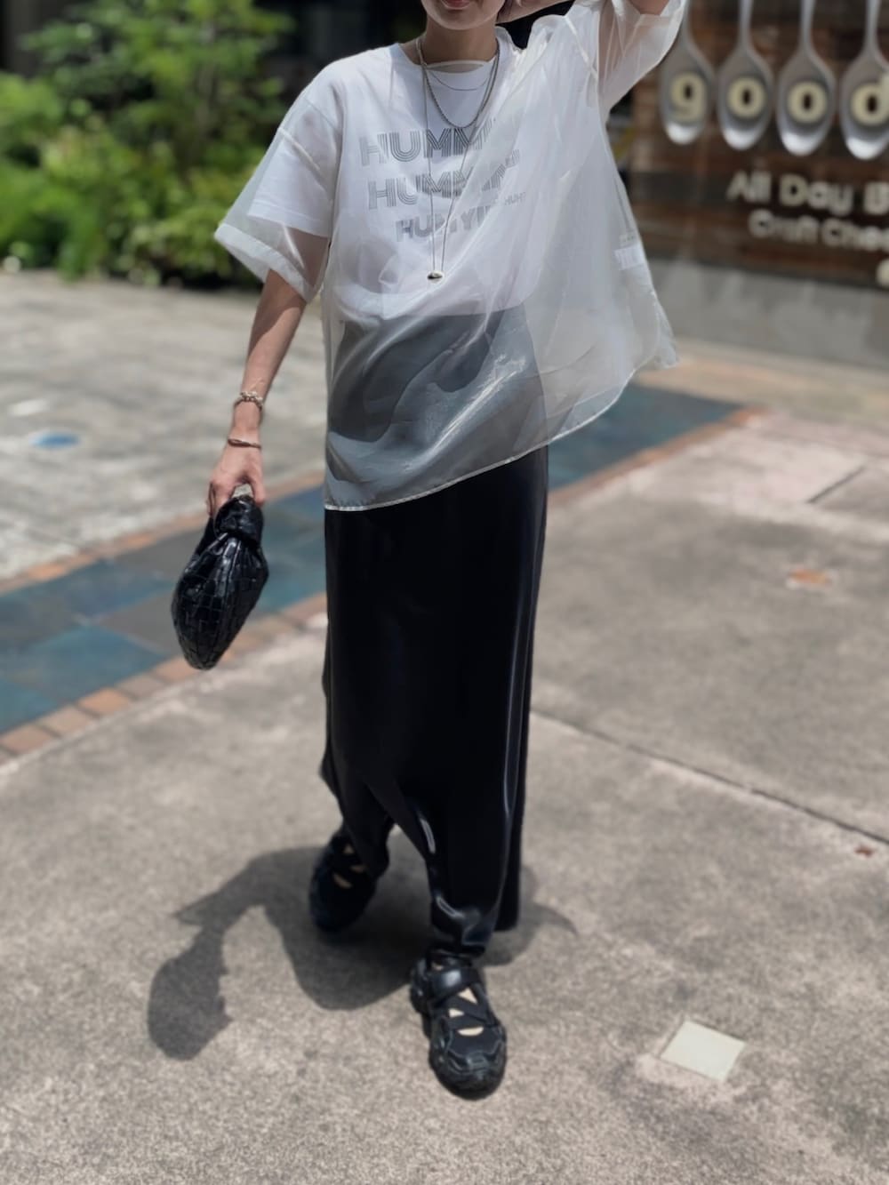 ホワイト系のシャツ/ブラウス、ブラック系のスカート、ブラック系のハンドバッグを着用したレディースの秋コーディネートの2枚目の写真