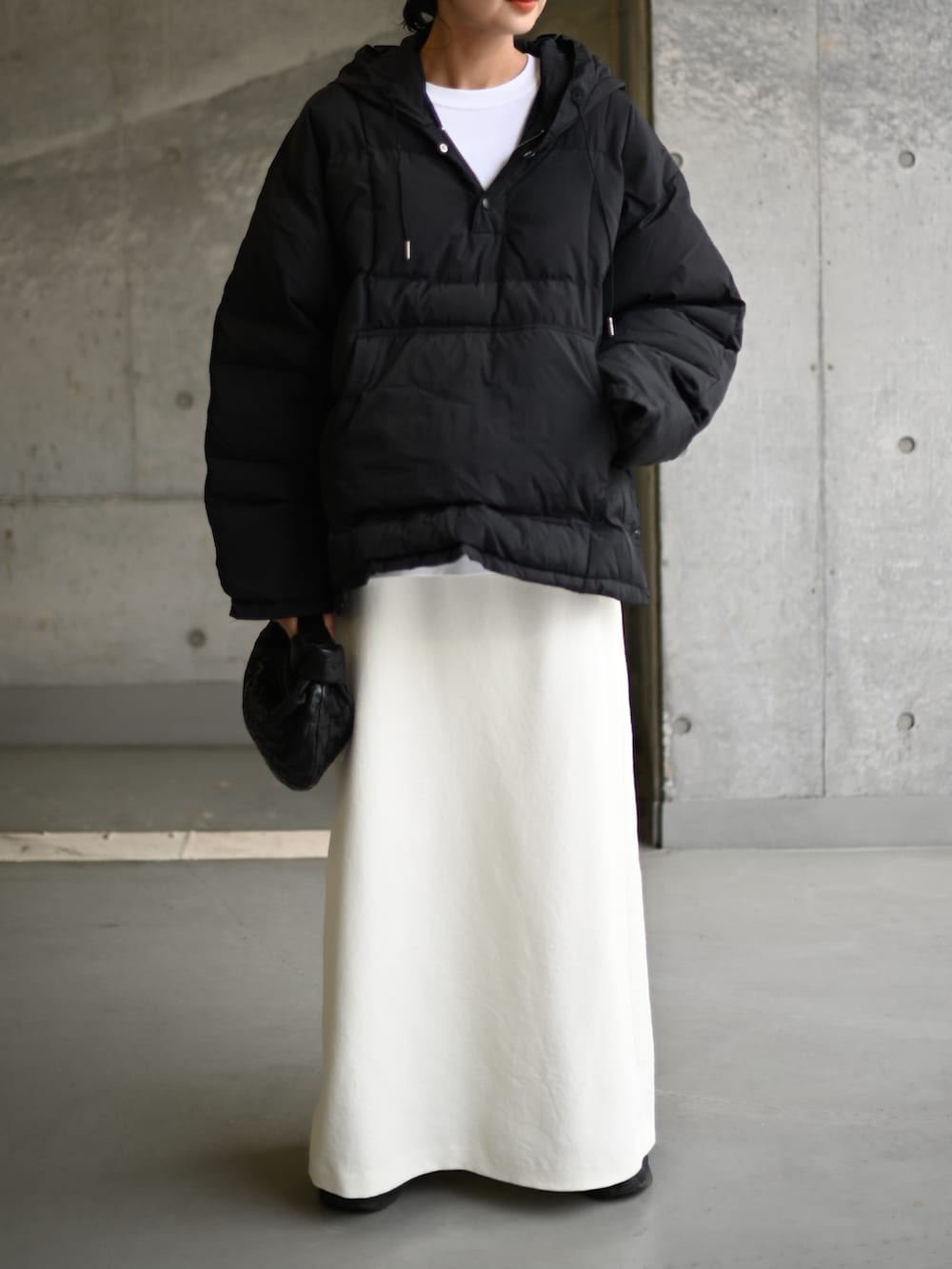 ブラック系のダウンジャケット/コート、ブラック系のスニーカーを着用したレディースの冬コーディネートの3枚目の写真