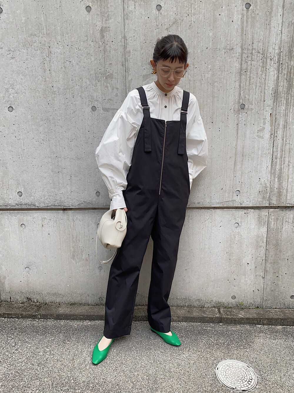 ホワイト系のシャツ/ブラウス、ブラック系のサロペット/オーバーオールを着用したレディースの春コーディネートの2枚目の写真