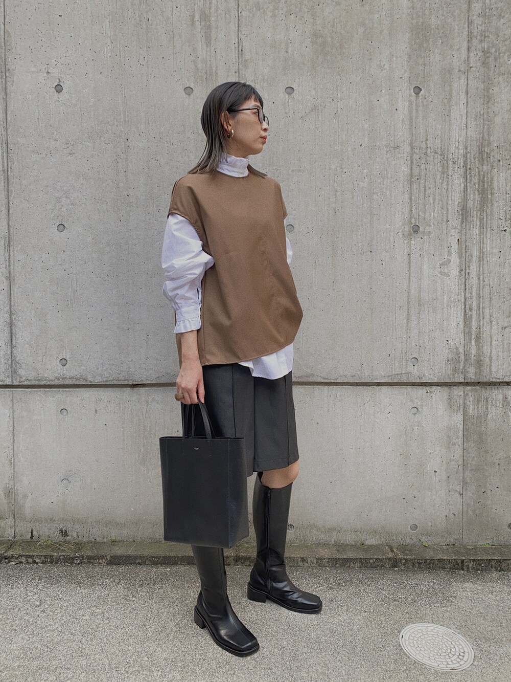 ブラウン系のシャツ/ブラウス、ホワイト系のシャツ/ブラウス、ブラック系のバッグを着用したレディースの秋コーディネートの2枚目の写真