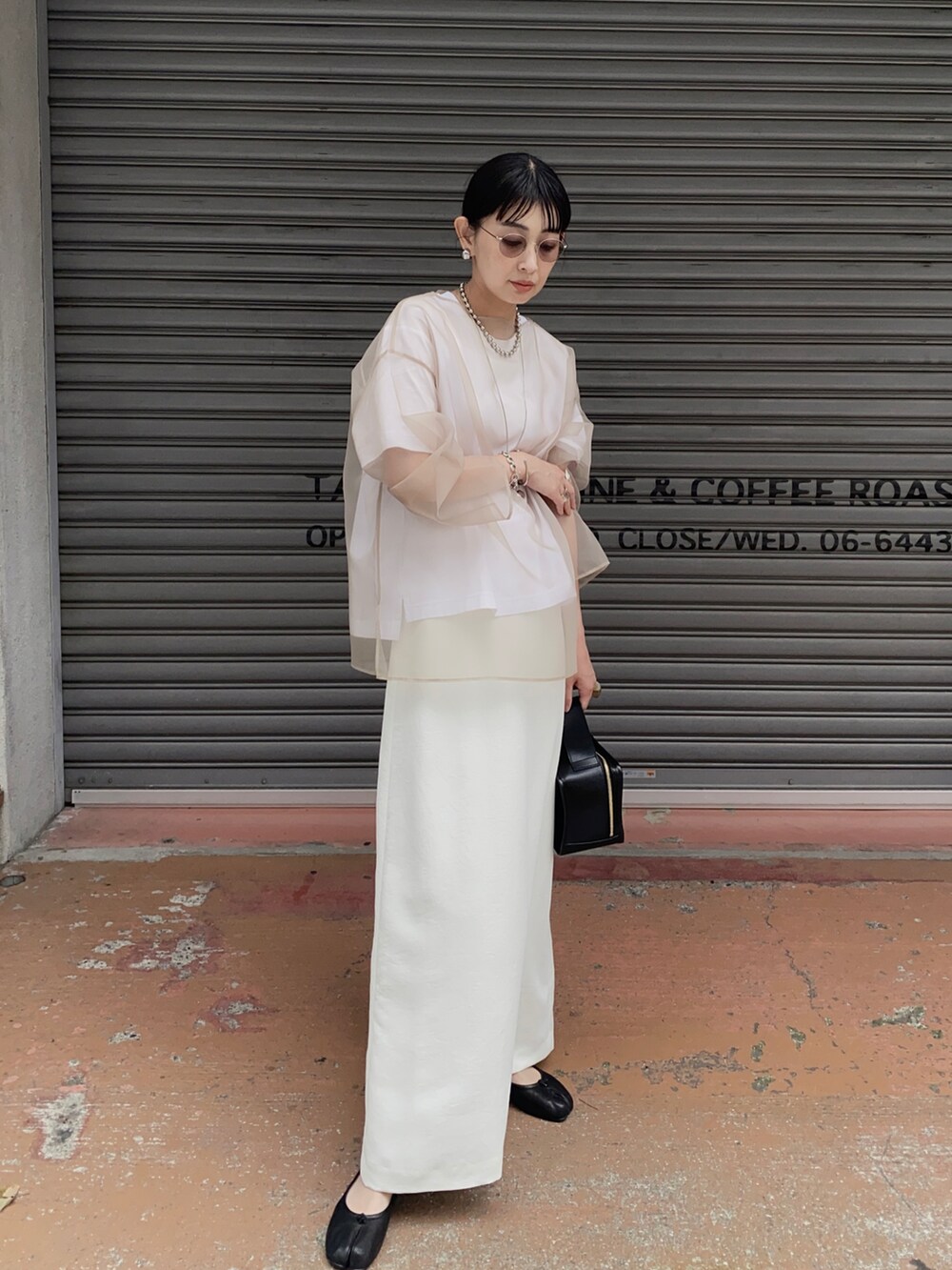 ベージュ系のシャツ/ブラウス、ホワイト系のスカート、ブラック系のバレエシューズを着用したレディースの秋コーディネートの3枚目の写真