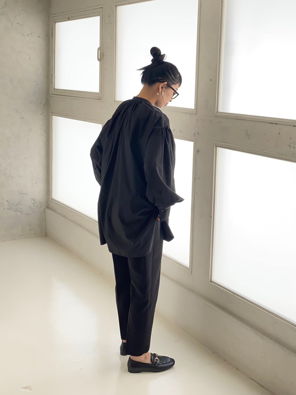 ブラック系のシャツ/ブラウス、ブラック系のローファーを着用したレディースの秋コーディネートの2枚目の写真