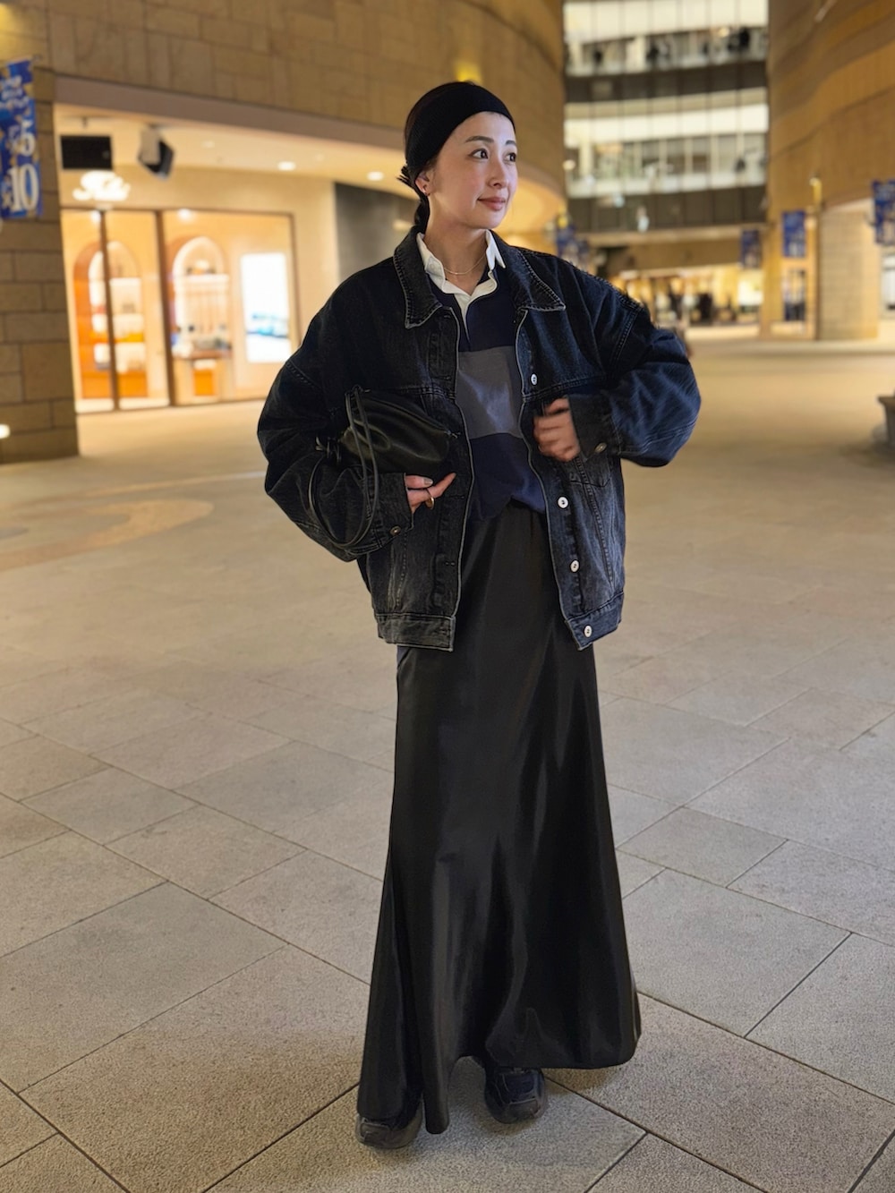 ブルー系のTシャツ/カットソー、ブラック系のデニムジャケット、ブラック系のスカートを着用したレディースの春コーディネートの2枚目の写真