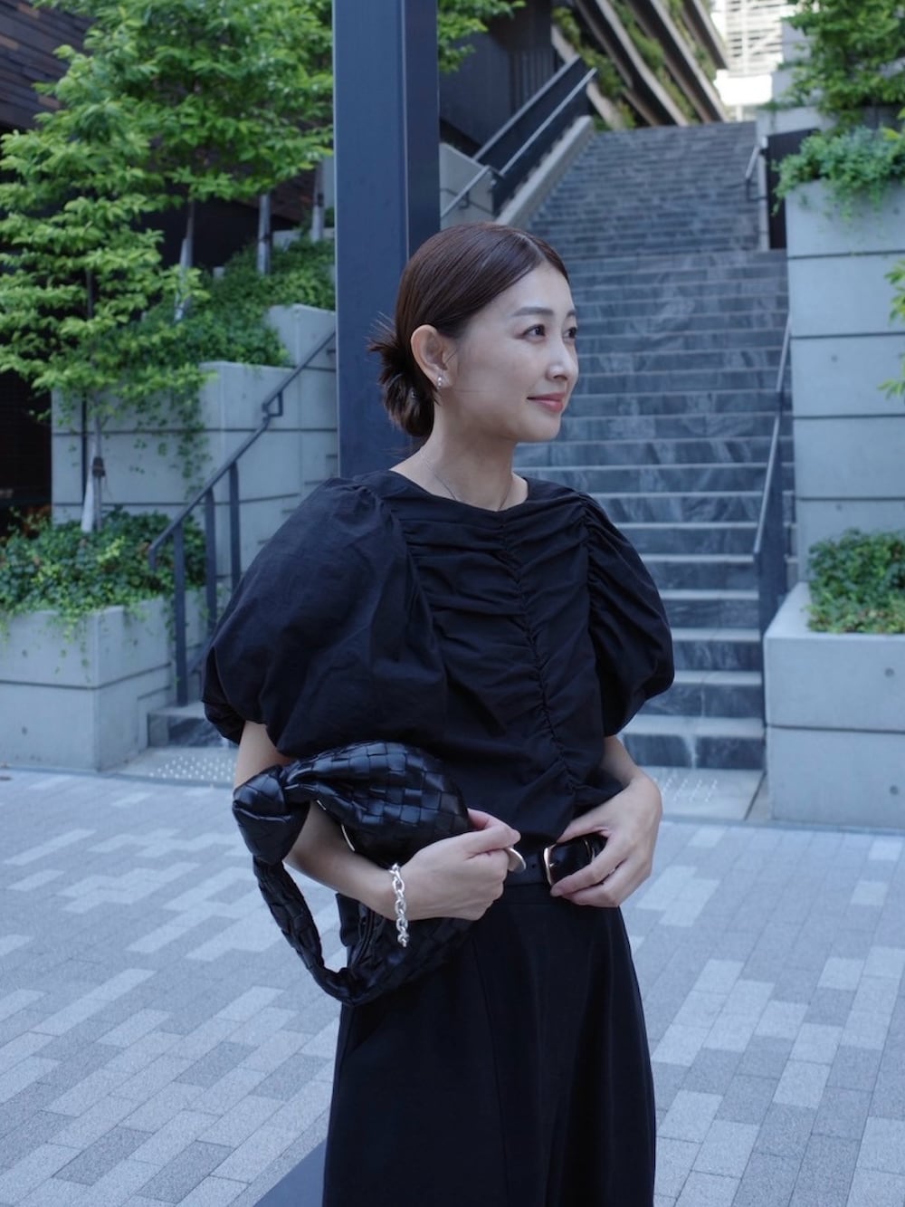 ブラック系のシャツ/ブラウス、ブラック系のチノパンツ、ブラウン系のバレエシューズを着用したレディースの秋コーディネートの3枚目の写真