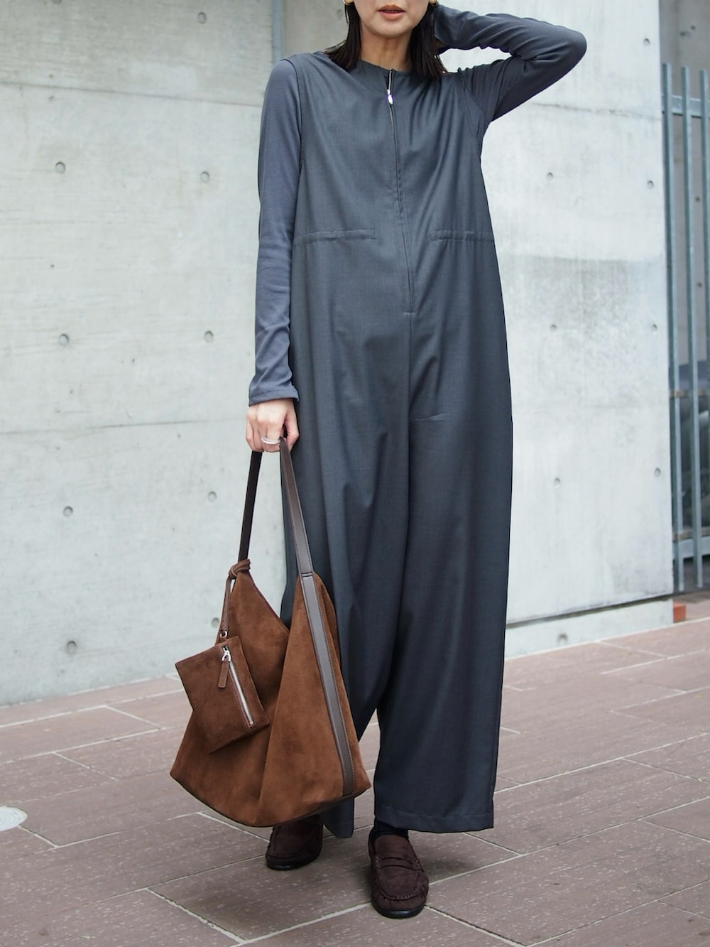 グレー系のつなぎ/オールインワン、ブラウン系のショルダーバッグを着用したレディースの春コーディネートの2枚目の写真