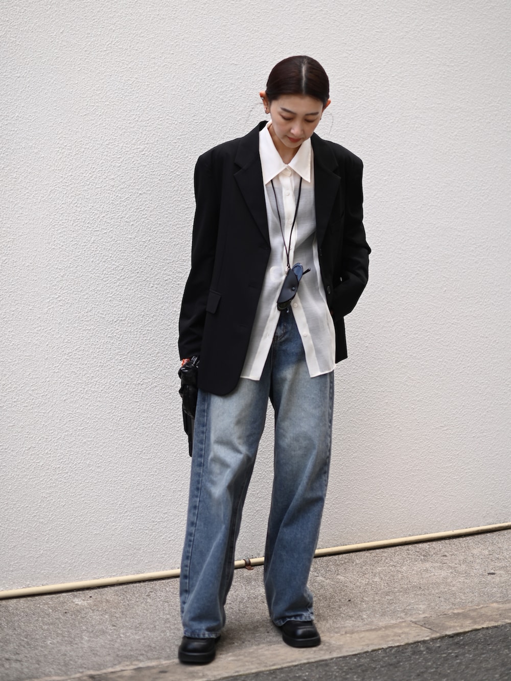 ブルー系のデニムパンツ、ホワイト系のシャツ/ブラウス、ブラック系のネックレスを着用したレディースの春コーディネートの2枚目の写真