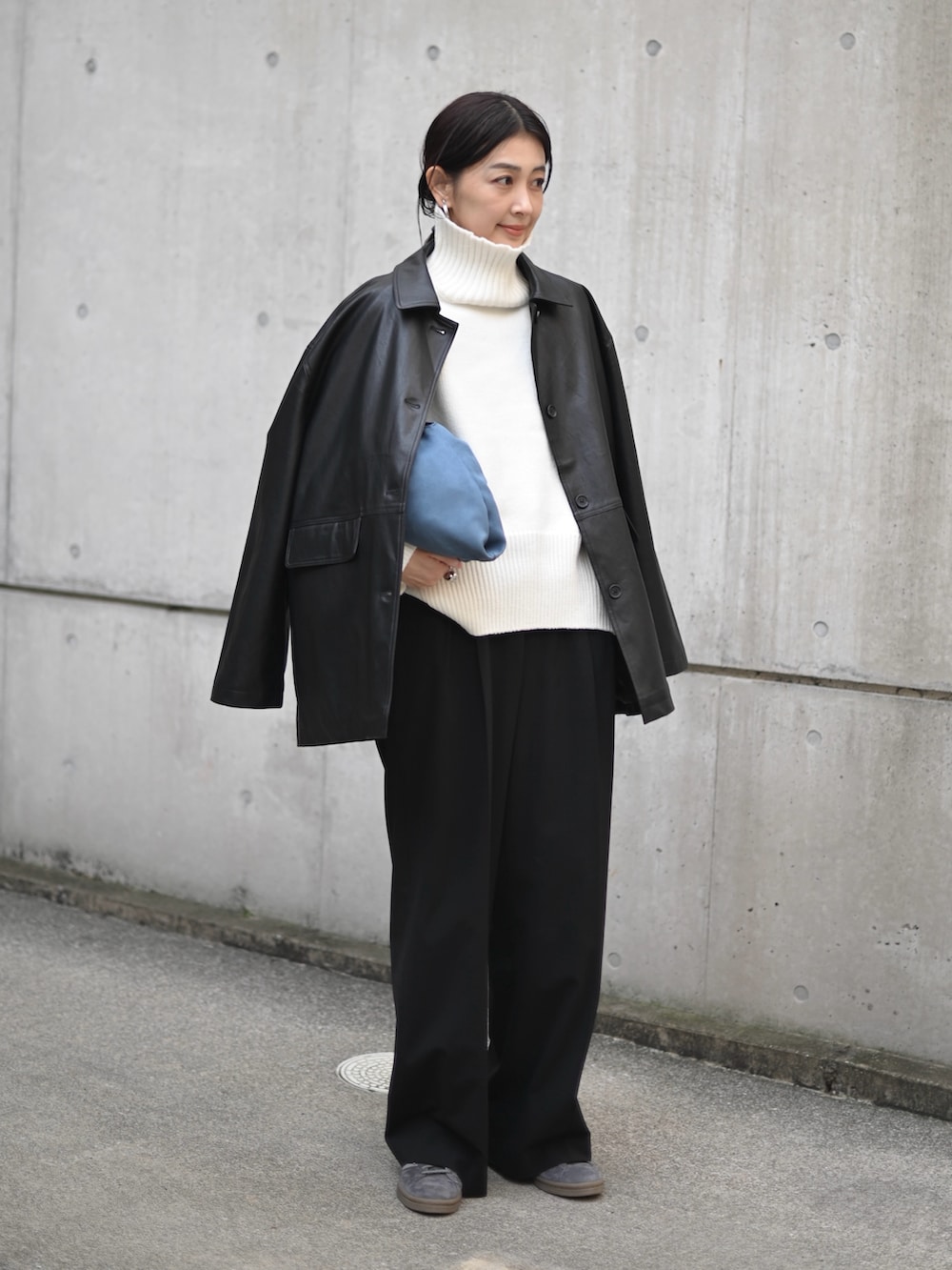 ホワイト系のニット/セーター、ブラック系のスニーカー、ブラック系のその他アウターを着用したレディースの冬コーディネートの5枚目の写真