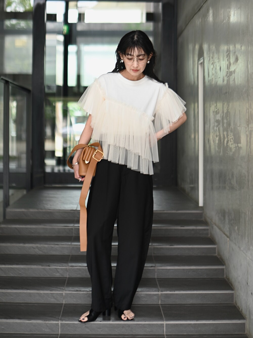 ホワイト系のTシャツ/カットソー、ブラウン系のショルダーバッグ、ブラック系のその他パンツを着用したレディースの春コーディネートの4枚目の写真