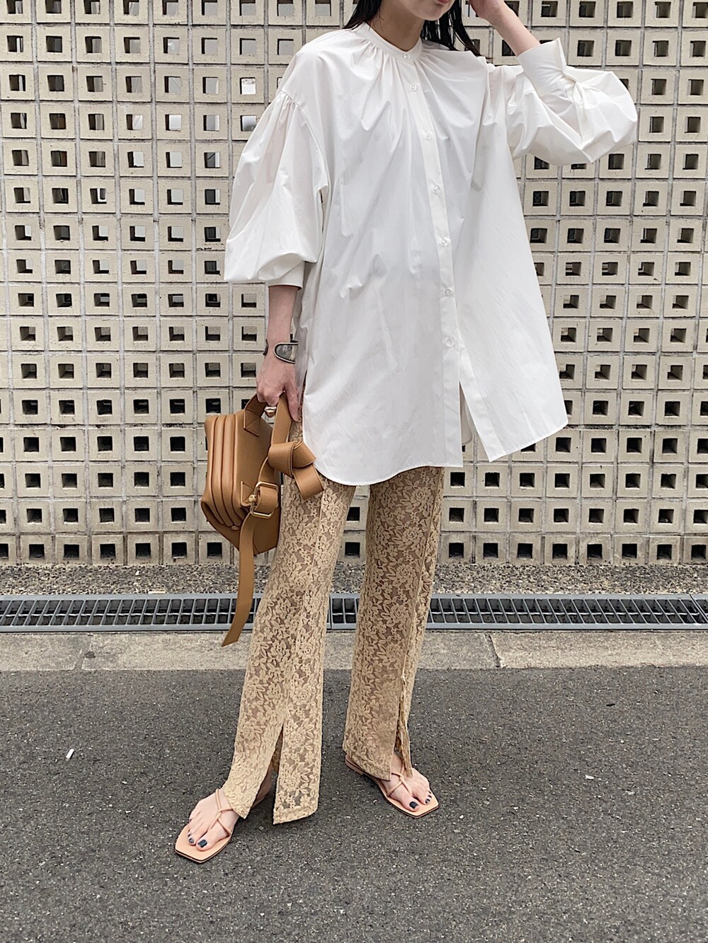 ホワイト系のシャツ/ブラウス、ブラウン系のショルダーバッグ、ベージュ系のその他パンツを着用したレディースの春コーディネートの2枚目の写真