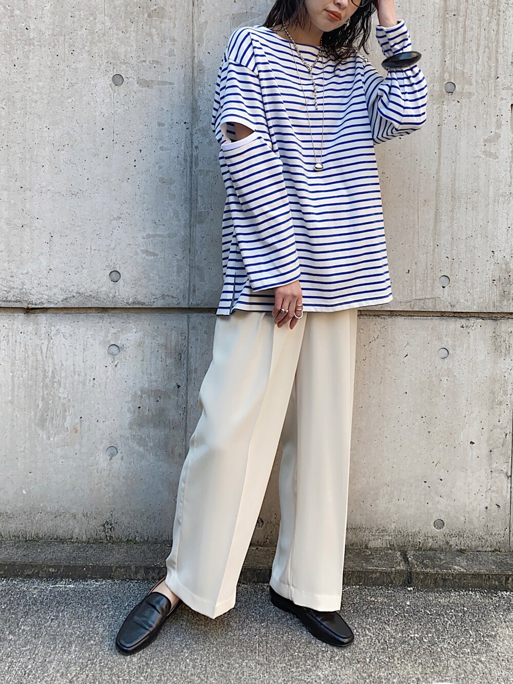 ブルー系のTシャツ/カットソー、ブラック系のローファー、シルバー系のネックレスを着用したレディースの春コーディネートの3枚目の写真