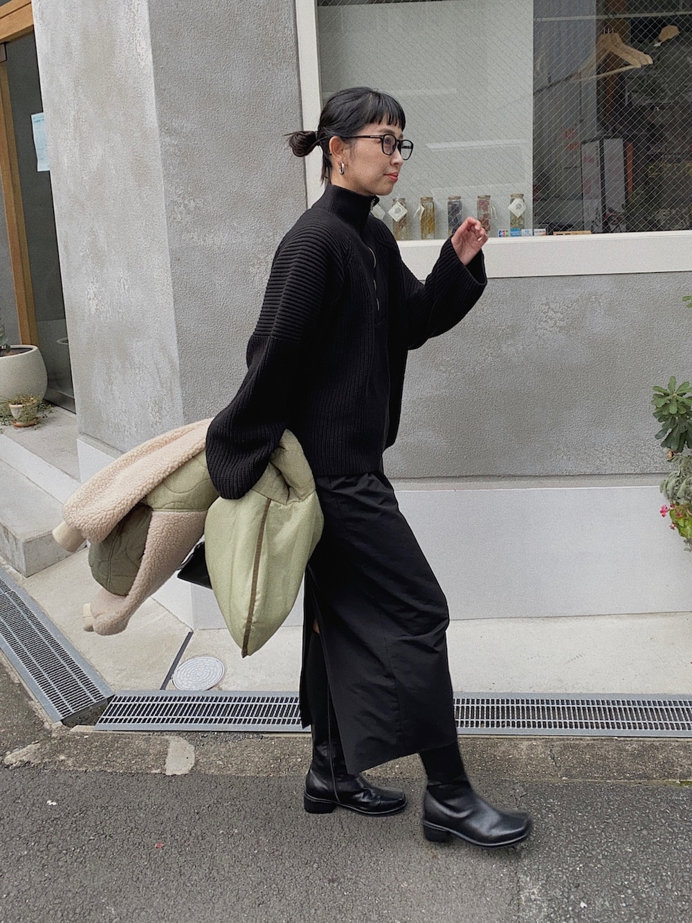 ブラック系のニット/セーター、ブラック系のメガネを着用したレディースの秋コーディネートの3枚目の写真