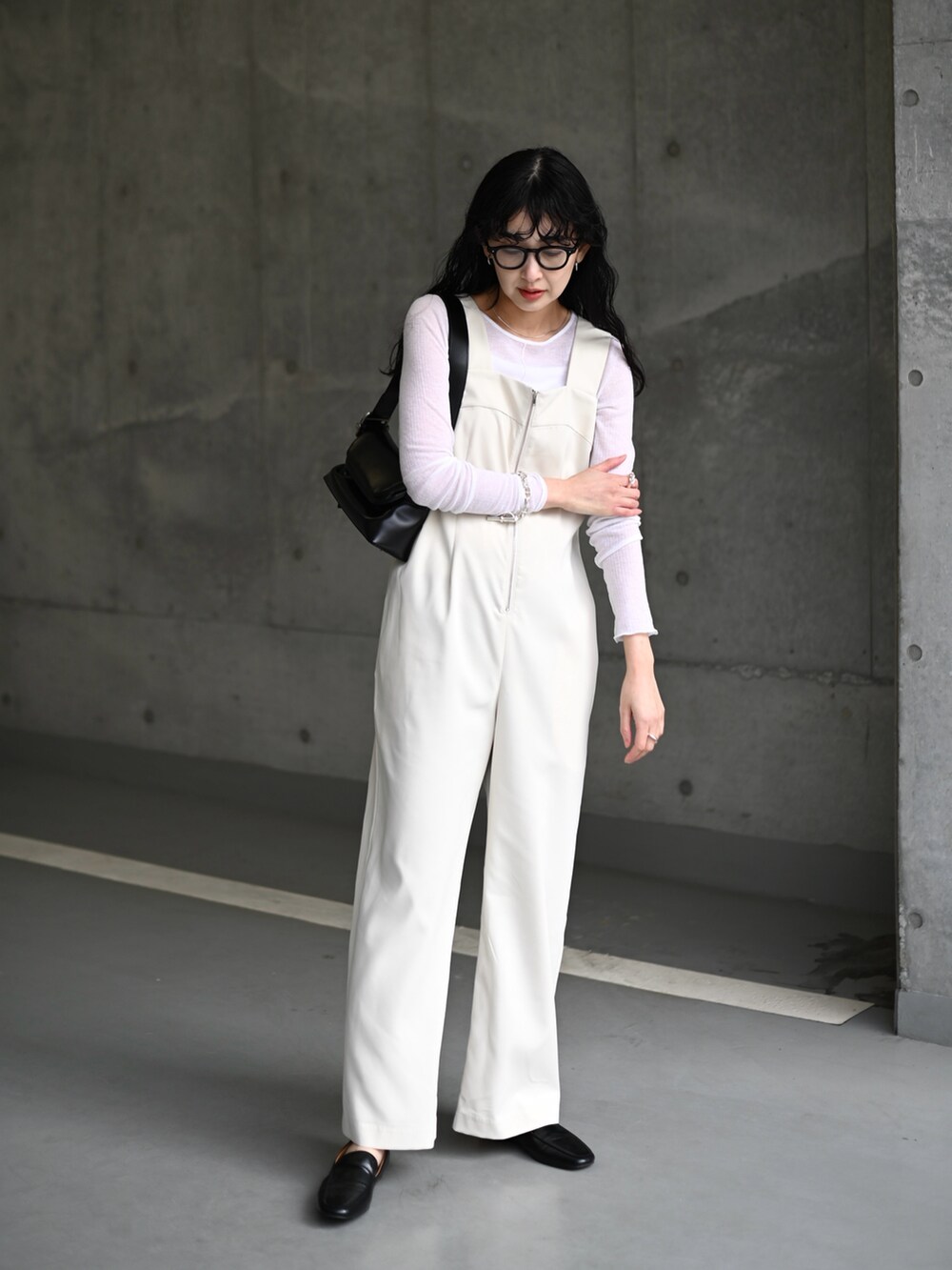 「今日のコスメと服、サロペット、オールインワン、ワントーンコーデ、レイヤードスタイル、ショルダーバッグ、ローファー、メガネ女子、お出かけコーデ、休日スタイル、春コーデ、春色、春、モノトーン、モノトーンコーデ」｜「Marientのセンタージップツイルサロペット（サロペット/オーバーオール、ホワイト系）」を使った、MARIKOさん（レディース・168cm）の春コーディネートの5枚目の写真