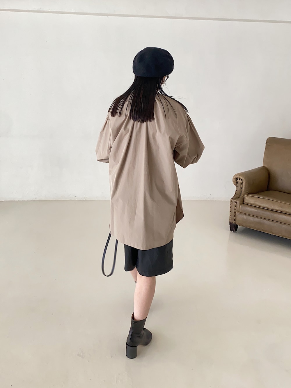 ベージュ系のシャツ/ブラウス、ブラック系のショルダーバッグ、ブラック系のブーツを着用したレディースの秋コーディネートの2枚目の写真