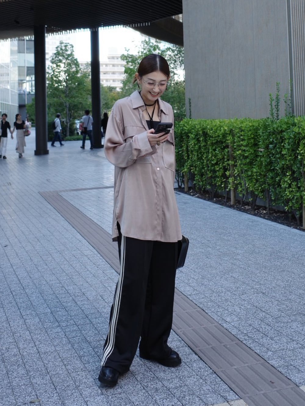 ブラウン系のシャツ/ブラウス、ブラック系のスウェットパンツ、ブラック系のネックレスを着用したレディースの秋コーディネートの4枚目の写真