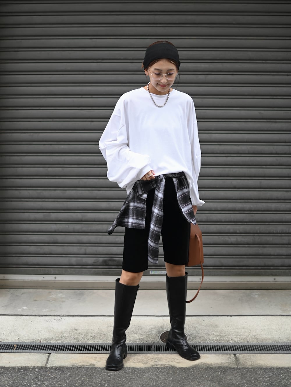 ホワイト系のTシャツ/カットソー、ブラック系のその他パンツ、ブラック系のヘアバンドを着用したレディースの秋コーディネートの2枚目の写真