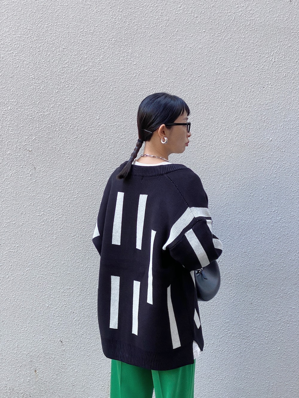 ブラック系のカーディガン/ボレロ、グリーン系のその他パンツ、ブラック系のメガネを着用したレディースの秋コーディネートの3枚目の写真